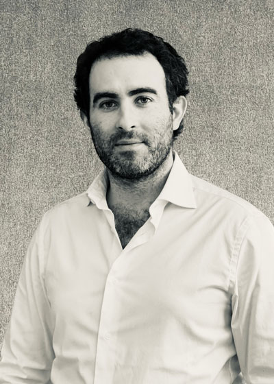 personne debout avec le mur